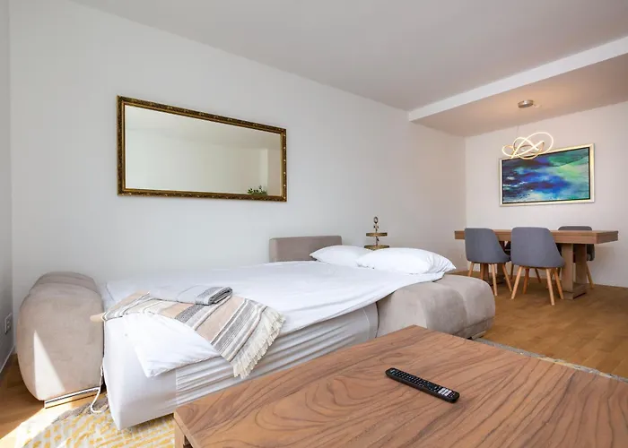 Kaya Zurich Apartment 4A - Downtown 2Br Apt With Balcony